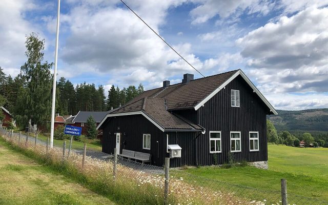 https://commons.wikimedia.org/wiki/File:Skollerud_Grendehus,_Vestre_%C3%85dal_361,_Ringerike.jpg