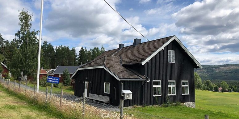 https://commons.wikimedia.org/wiki/File:Skollerud_Grendehus,_Vestre_%C3%85dal_361,_Ringerike.jpg